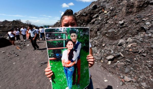 «No es madera, es carne humana»: el trabajo de los primeros voluntarios que recuperaron los cuerpos de los muertos en la tragedia del Volcán de Fuego en Guatemala
