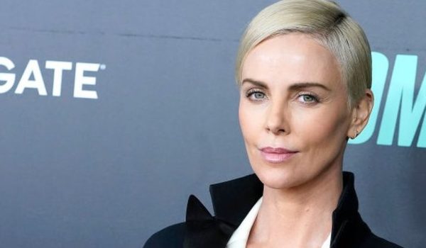 La actriz Charlize Theron habla abiertamente sobre la noche en que su madre mató a su padre