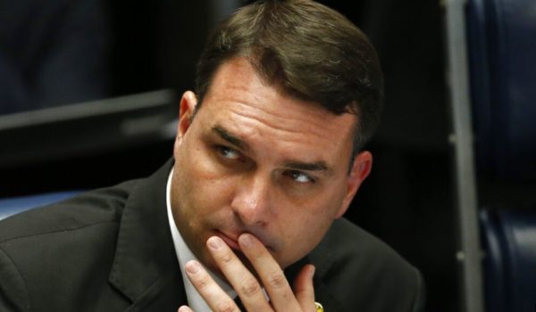 Brasil: Bolsonaro defiende a su hijo contra acusaciones de corrupción