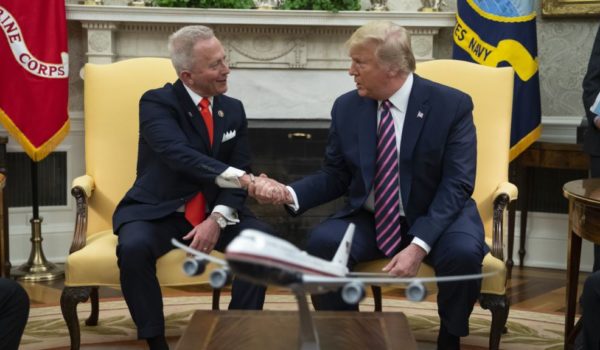 ¿Quienes son los demócratas que votaron en contra del juicio político al presidente Trump?
