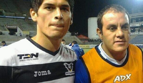Carlos Félix, el jugador que enfrentó a su ídolo Cuauhtémoc Blanco, le hizo un «caño» y se tomó una foto