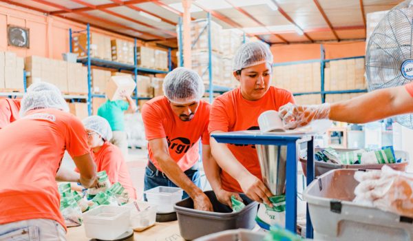 Voluntarios Cargill empacan alimentos