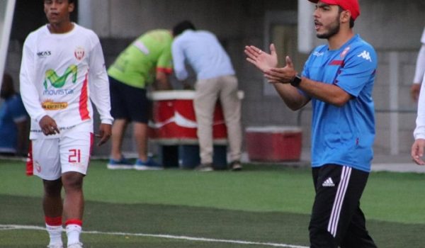 Futbolista amateur y comentarista deportivo: La historia del entrenador más joven en la Liga Primera