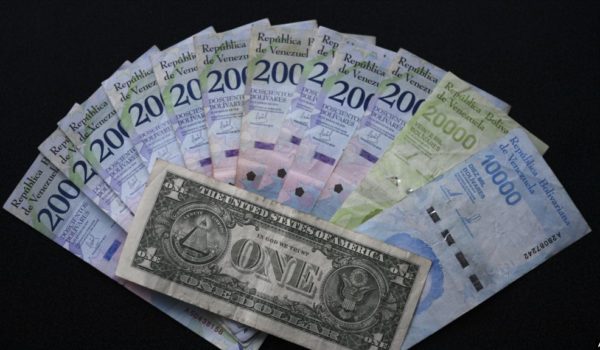 Gobierno en disputa de Venezuela incrementó el salario mínimo a 6,7 dólares