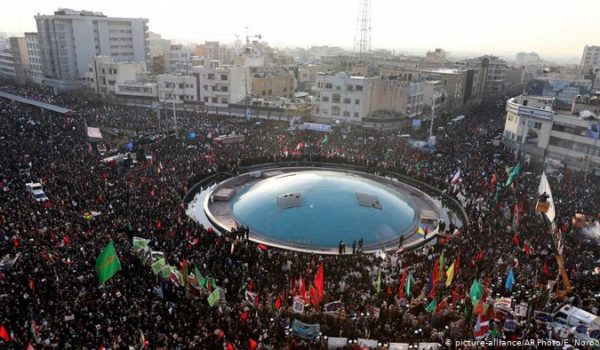 Multitud rinde homenaje en Teherán al general Soleimani