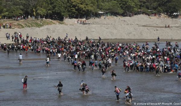 Migrantes centroamericanos se lanzan al río Suchiate para cruzar la frontera con México