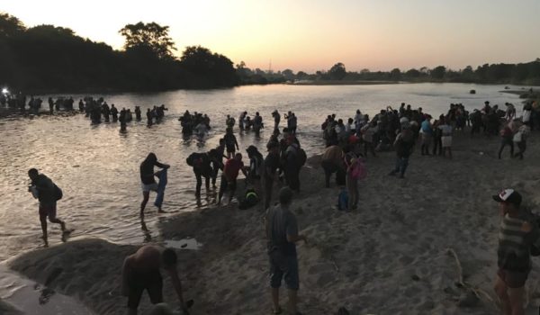 Cientos de migrantes cruzan río y entran a México