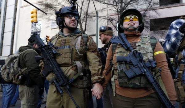 Miles se manifiestan en la capital de Virginia por el derecho a poseer armas