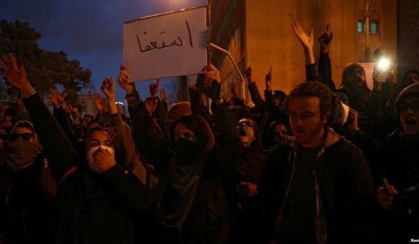 Manifestantes iraníes piden la renuncia de Khamenei, Trump reitera su apoyo