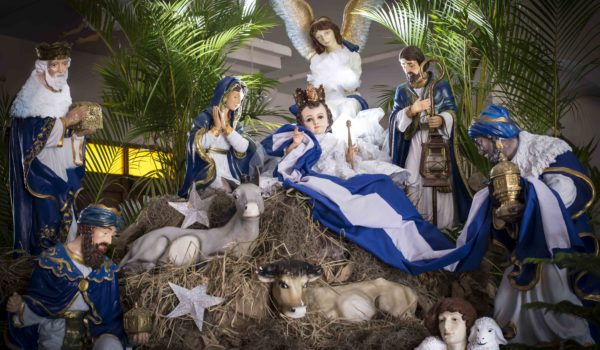 Así es el nacimiento azul y blanco en la iglesia del padre Edwing Román