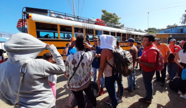 Éxodo de regreso a Costa Rica: más de diez mil personas transitan los puestos fronterizos del sur cada día
