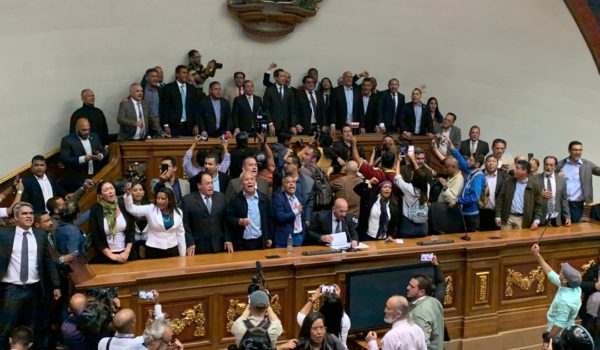 Juan Guaidó ingresa a la Asamblea Nacional de Venezuela tras forcejeo con miembros de la Guardia Nacional