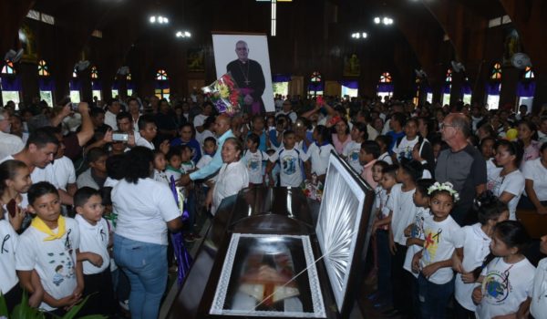 Trasladan en una caravana el cuerpo del obispo David Zywiec hacia Siuna