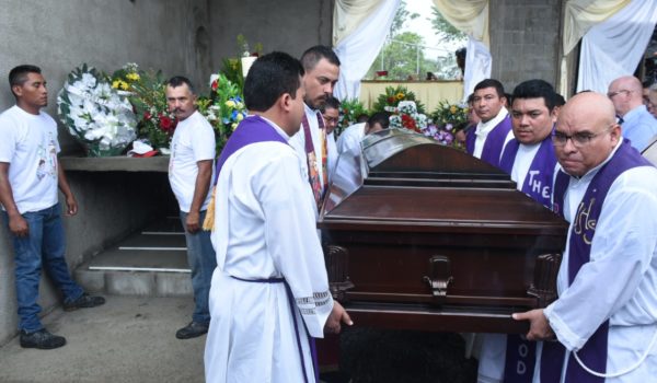 Sepultan en una cripta a monseñor David Zywiec en Siuna