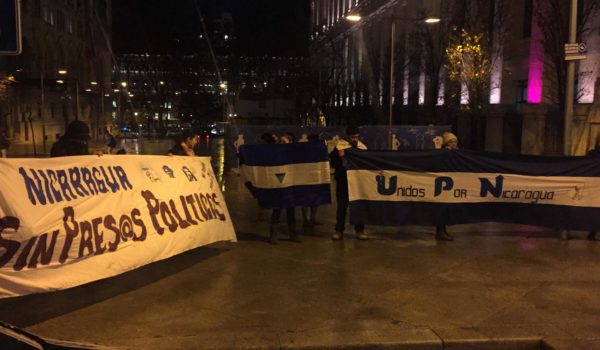 Nicaragüenses en Madrid, España, protestan por la presencia de Laureano Ortega Murillo en una feria
