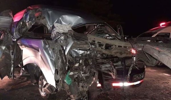 Dos fallecidos al chocar microbús contra rastra quemada
