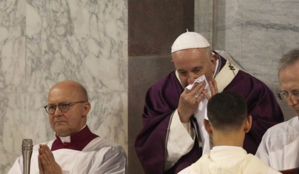El papa Francisco indispuesto con tos y estornudos