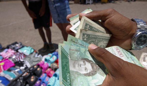 La lenta muerte del bolívar: cómo Venezuela se convirtió en un «país multimoneda» (y cómo afecta a la vida diaria de los venezolanos)