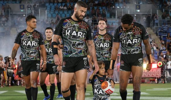 Quaden Bayles: la emotiva aparición del niño que quería suicidarse por el bullying que sufría por su enanismo en un partido de rugby en Australia