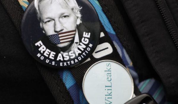 Abogado: EE.UU. ofreció perdón a Assange si desmentía vínculo de Rusia con hackeo a DNC