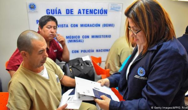 HRW: 138 migrantes deportados de EE. UU. a El Salvador fueron asesinados
