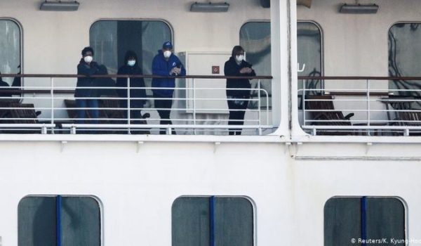 Trasladan a tierra a primeros pasajeros de crucero en cuarentena en Japón