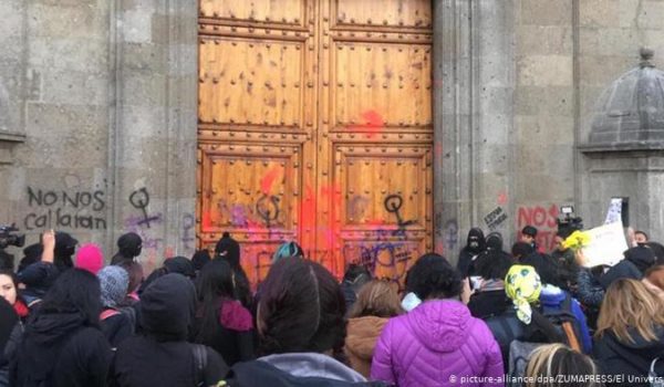 México: protestan frente al Palacio Nacional por feminicidios
