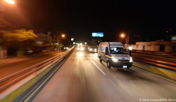 El Salvador: autobús cae a barranco y deja once muertos