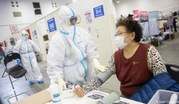 Balance de muertos en China por coronavirus sube a 2,000