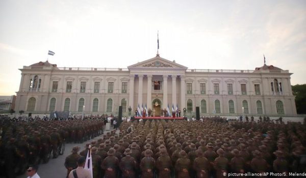 El Salvador: Bukele vuelve a rodearse de militares para criticar a congresistas