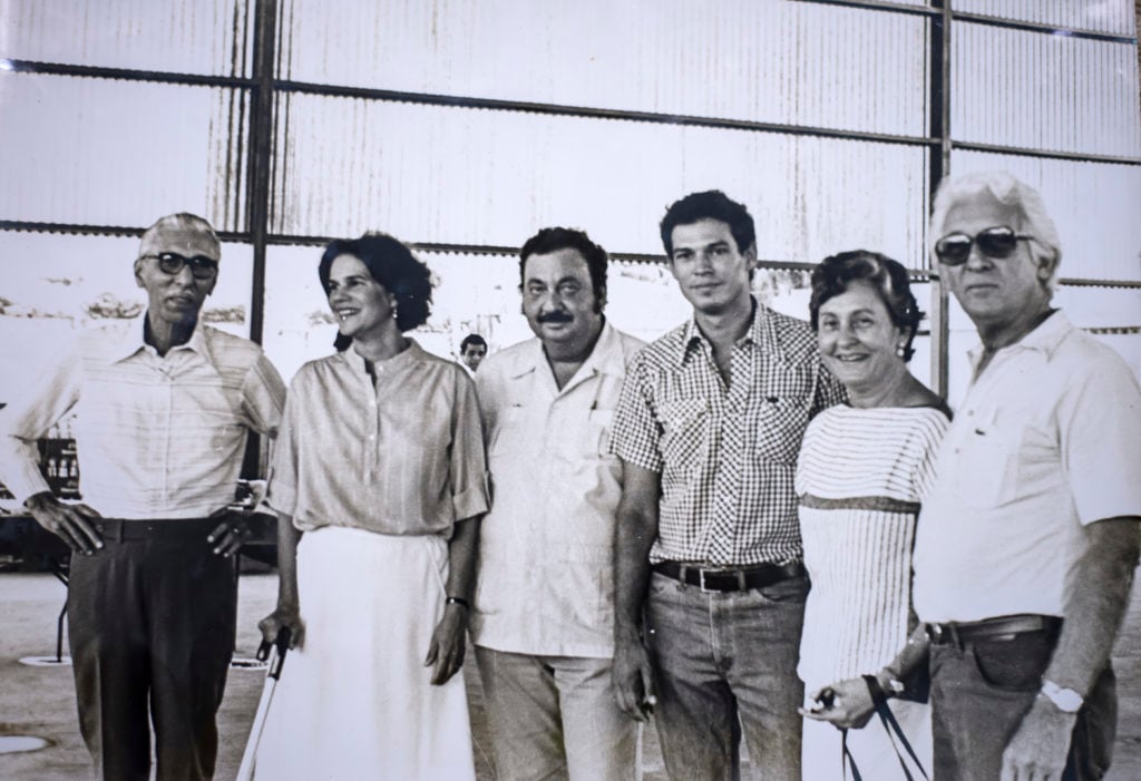En la rotativa de LA PRENSA. De izquierda a derecha, Pablo Antonio Cuadra, Violeta Barrios, Jaime Chamorro Cardenal, Pedro Joaquín Chamorro Barrios, Anita Chamorro Cardenal y Carlos Holmann.