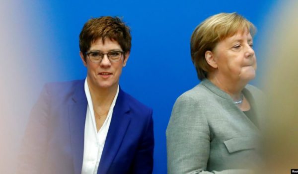 Alemania: Renuncia la sucesora de Merkel tras polémica sobre ultraderecha