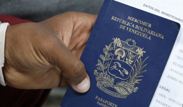 Venezolanos con pasaportes vencidos podrán hacer trámites bancarios en Panamá