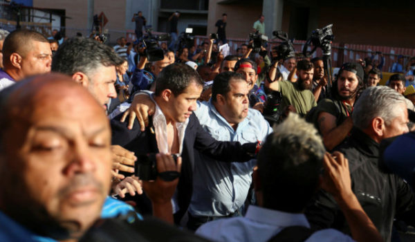 Simpatizantes de Maduro agreden a Juan Guaidó y su esposa a su llegada a Venezuela