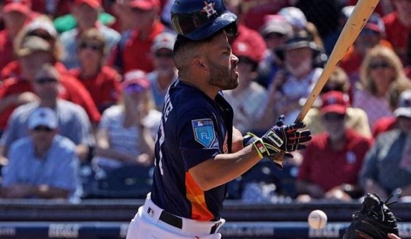 VIDEO: José Altuve abucheado y golpeado en inicio del spring training, tras escándalo de robo de señas