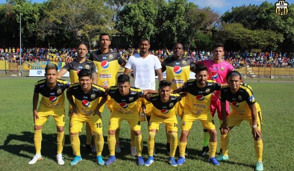 Luis Fernando Copete impresiona y logra importante triunfo en regreso al futbol salvadoreño