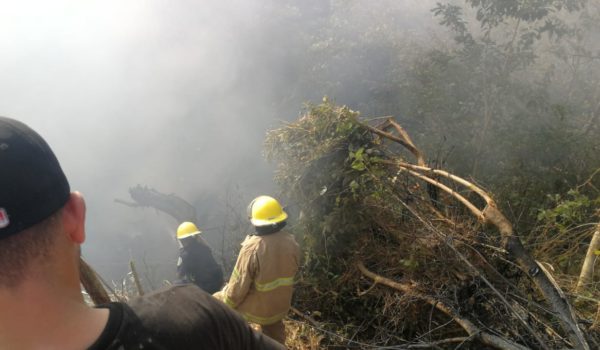 Conductor e hijastro mueren al explotar el camión en el que trasladaban aceite, en la carretera Santo Tomás-Juigalpa