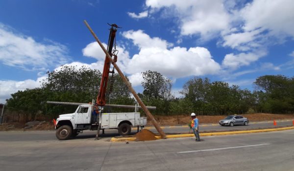 Instalan tendido eléctrico en nueva pista de Sabana Grande, luego de que delincuentes la dejaran a oscuras