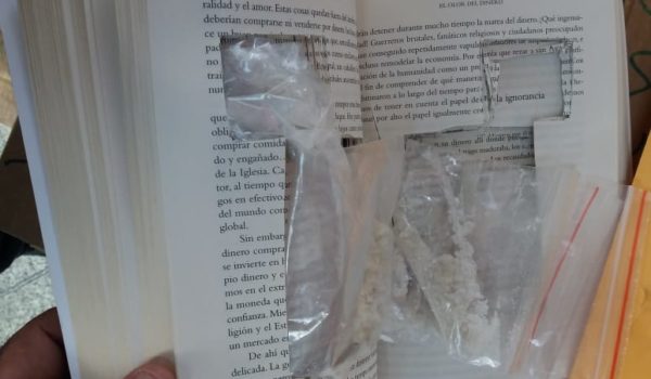 Hombre pretendía enviar droga adentro de un libro desde Costa Rica hacia Nicaragua