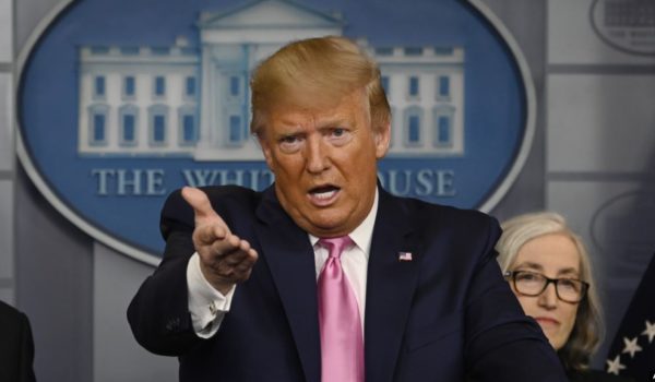 Trump declara la guerra al «virus chino»