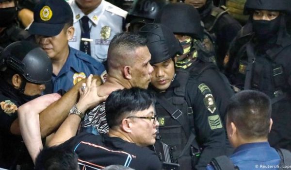 Se rinde en Filipinas el hombre que tomó una treintena de rehenes en un centro comercial