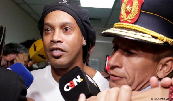 Juez decide mantener en prisión preventiva a Ronaldinho en Paraguay