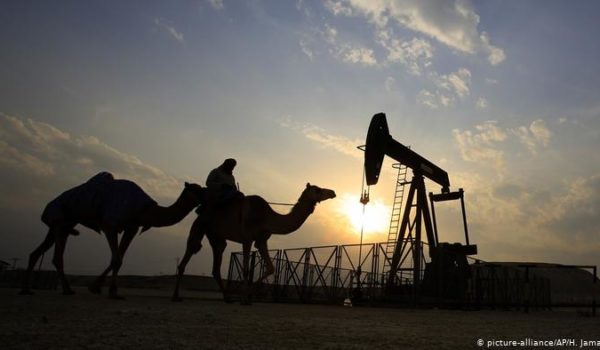 El precio del petróleo se derrumba casi un 30 por ciento a mínimos históricos