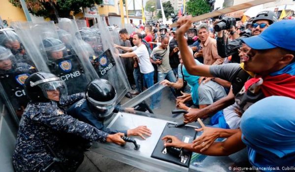 La Policía bloquea protesta liderada por Guaidó en Caracas