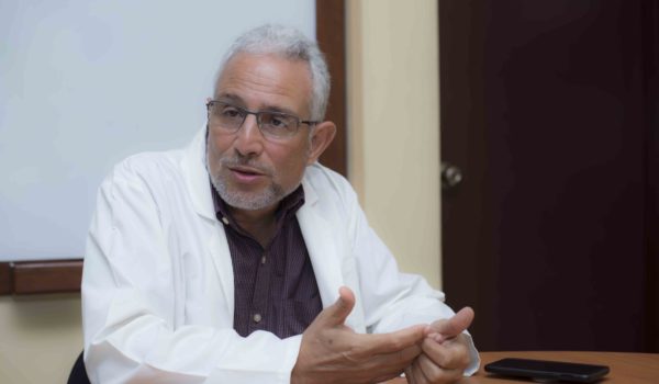 “Es más importante el agua y el jabón. El alcohol en gel te congela los microorganismos incluyendo este virus, pero ahí queda”, dijo el especialista. LA PRENSA/O.NAVARRETE