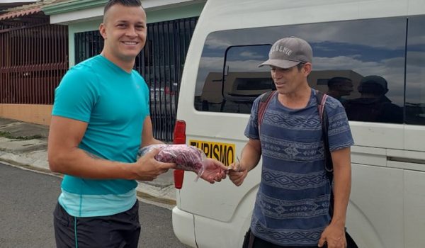 El seleccionado nacional que vende moras y fresas a domicilio para obtener ingresos adicionales durante cuarentena en Costa Rica