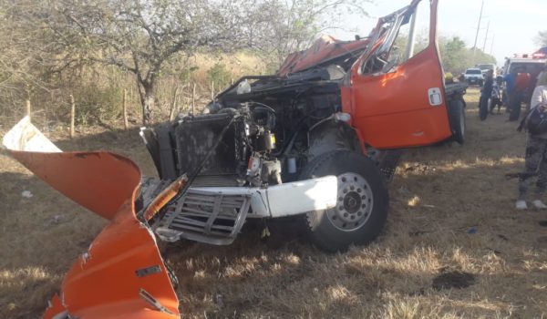 Joven en estado de ebriedad conduce una rastra sin permiso en Tipitapa y se vuelca, muriendo en el accidente