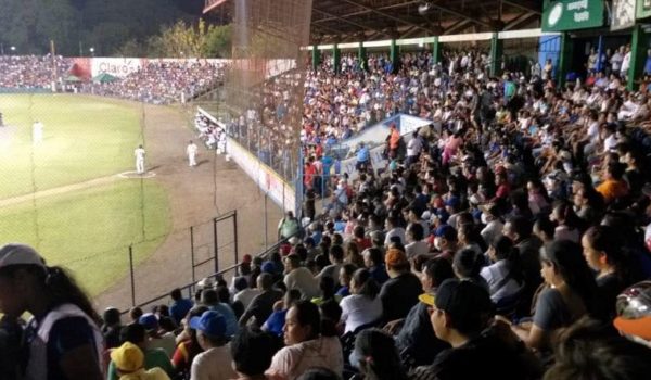Aficionados de Masaya, Chinandega, Estelí y Rivas exponen su salud por ver juego de beisbol en tiempos de Covid-19