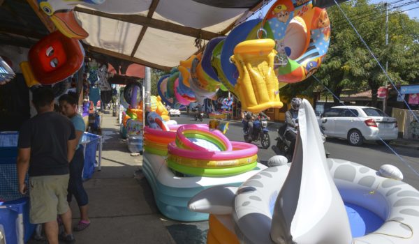 Piscinas se venden como «pan caliente» en Managua, lo que refleja que miles se quedarán en casa en Semana Santa