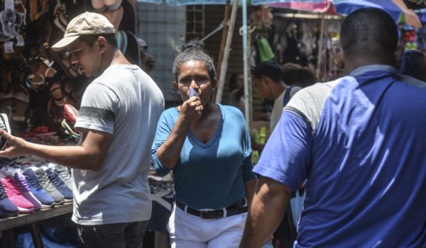 Comerciantes del Mercado Oriental toman medidas ante el bochorno de los últimos días